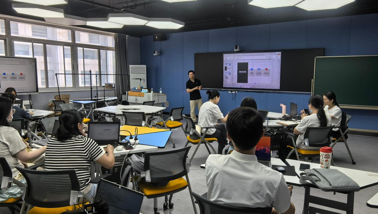 开展“人工智能工具与办公应用”AI深度赋能教研系列培训（第三场）活动
